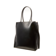 Load image into Gallery viewer, COURTNEY ORLA(コートニーオーラ)のSLOPE TOTE L WITH SHOULDER HANDLE(バッグ)の斜めからの写真