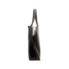 Load image into Gallery viewer, COURTNEY ORLA(コートニーオーラ)のSLOPE TOTE L WITH SHOULDER HANDLE(バッグ)の横からの写真