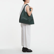 Load image into Gallery viewer, COURTNEY ORLA(コートニーオーラ)のSEVEN SHOPPER L(バッグ)モデル着用写真