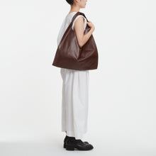 Load image into Gallery viewer, COURTNEY ORLA(コートニーオーラ)のSEVEN SHOPPER L(バッグ)モデル着用写真