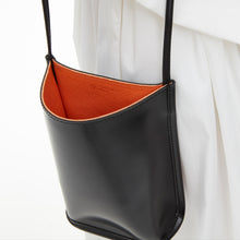 Load image into Gallery viewer, COURTNEY ORLA(コートニーオーラ)のCURVE TOTE MINI(バッグ)の内側の写真
