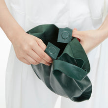 Load image into Gallery viewer, COURTNEY ORLA(コートニーオーラ)のSEVEN SHOPPER S(バッグ)のマグネット部分の写真
