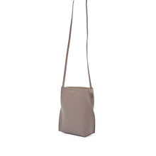 Load image into Gallery viewer, COURTNEY ORLA(コートニーオーラ)のSLOPE TOTE MINI(バッグ)の斜めからの写真