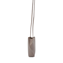 Load image into Gallery viewer, COURTNEY ORLA(コートニーオーラ)のSLOPE TOTE MINI(バッグ)の横からの写真