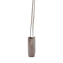 Load image into Gallery viewer, COURTNEY ORLA(コートニーオーラ)のSLOPE TOTE MINI(バッグ)の横からの写真