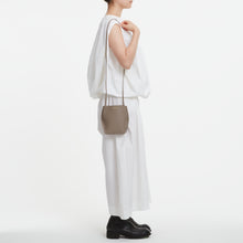 Load image into Gallery viewer, COURTNEY ORLA(コートニーオーラ)のSLOPE TOTE MINI(バッグ)のモデル着用写真