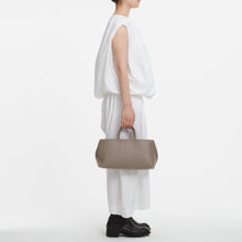 Load image into Gallery viewer, COURTNEY ORLA(コートニーオーラ)のSLOPE WINE TOTE(バッグ)のモデル着用写真