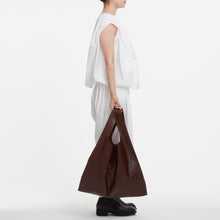 Load image into Gallery viewer, COURTNEY ORLA(コートニーオーラ)のSEVEN SHOPPER L(バッグ)モデル着用写真