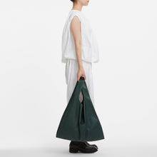 Load image into Gallery viewer, COURTNEY ORLA(コートニーオーラ)のSEVEN SHOPPER L(バッグ)モデル着用写真
