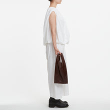 Load image into Gallery viewer, COURTNEY ORLA(コートニーオーラ)のSEVEN SHOPPER S(バッグ)のモデル着用写真