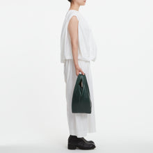 Load image into Gallery viewer, COURTNEY ORLA(コートニーオーラ)のSEVEN SHOPPER S(バッグ)のモデル着用写真
