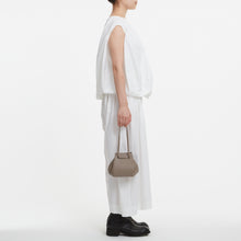 Load image into Gallery viewer, COURTNEY ORLA(コートニーオーラ)のORB S(バッグ)のモデル着用写真