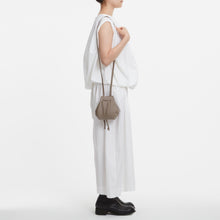 Load image into Gallery viewer, COURTNEY ORLA(コートニーオーラ)のORB MINI(バッグ)のモデル着用写真