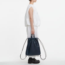 Load image into Gallery viewer, COURTNEY ORLA(コートニーオーラ)のNAP DOUBLE HANDLE(バッグ)モデル着用写真