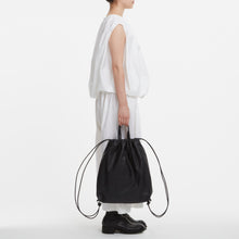 Load image into Gallery viewer, COURTNEY ORLA(コートニーオーラ)のNAP DOUBLE HANDLE(バッグ)モデル着用写真