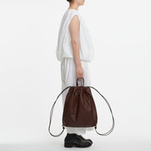 Load image into Gallery viewer, COURTNEY ORLA(コートニーオーラ)のNAP DOUBLE HANDLE(バッグ)モデル着用写真