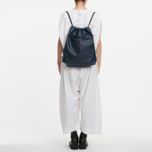 Load image into Gallery viewer, COURTNEY ORLA(コートニーオーラ)のNAP DOUBLE HANDLE(バッグ)モデル着用写真