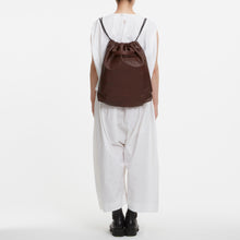 Load image into Gallery viewer, COURTNEY ORLA(コートニーオーラ)のNAP DOUBLE HANDLE(バッグ)モデル着用写真
