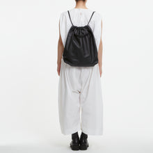 Load image into Gallery viewer, COURTNEY ORLA(コートニーオーラ)のNAP DOUBLE HANDLE(バッグ)モデル着用写真