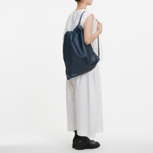 Load image into Gallery viewer, COURTNEY ORLA(コートニーオーラ)のNAP SINGLE HANDLE(バッグ)モデル着用写真