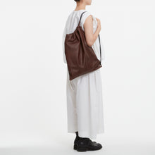 Load image into Gallery viewer, COURTNEY ORLA(コートニーオーラ)のNAP SINGLE HANDLE(バッグ)モデル着用写真