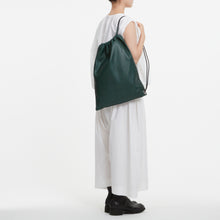 Load image into Gallery viewer, COURTNEY ORLA(コートニーオーラ)のNAP SINGLE HANDLE(バッグ)モデル着用写真