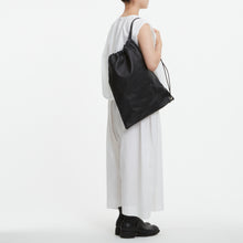Load image into Gallery viewer, COURTNEY ORLA(コートニーオーラ)のNAP SINGLE HANDLE(バッグ)モデル着用写真