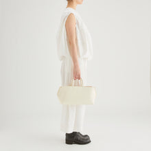 Load image into Gallery viewer, COURTNEY ORLA(コートニーオーラ)のSLOPE WINE TOTE(バッグ)のモデル着用写真