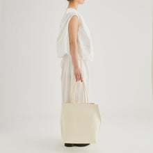 Load image into Gallery viewer, COURTNEY ORLA(コートニーオーラ)のSLOPE TOTE L with shoulder(バッグ)のモデル着用写真
