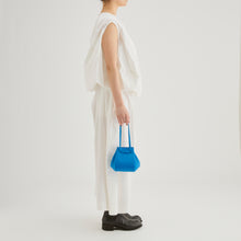Load image into Gallery viewer, COURTNEY ORLA(コートニーオーラ)のORB S(バッグ)のモデル着用写真