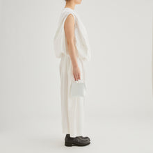 Load image into Gallery viewer, COURTNEY ORLA(コートニーオーラ)のSLOPE TOTE SUPER MINI(バッグ)のモデル着用写真