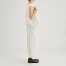 Load image into Gallery viewer, COURTNEY ORLA(コートニーオーラ)のSLOPE TOTE MINI(バッグ)のモデル着用写真
