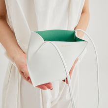 Load image into Gallery viewer, COURTNEY ORLA(コートニーオーラ)のSLOPE TOTE MINI(バッグ)の内側の写真