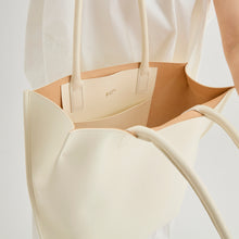 Load image into Gallery viewer, COURTNEY ORLA(コートニーオーラ)のSLOPE TOTE L with shoulder(バッグ)の内側の写真