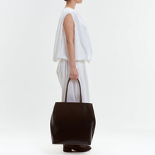 Load image into Gallery viewer, COURTNEY ORLA(コートニーオーラ)のSLOPE TOTE L WITH SHOULDER HANDLE(バッグ)のモデル着用写真