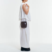 Load image into Gallery viewer, COURTNEY ORLA(コートニーオーラ)のSLOPE TOTE MINI(バッグ)のモデル着用写真