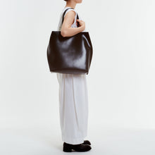 Load image into Gallery viewer, COURTNEY ORLA(コートニーオーラ)のSLOPE TOTE L WITH SHOULDER HANDLE(バッグ)のモデル着用写真