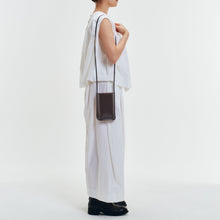 Load image into Gallery viewer, COURTNEY ORLA(コートニーオーラ)のCURVE TOTE MINI(ショルダーバッグ)のモデル着用写真