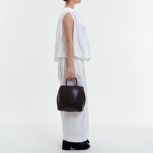 Load image into Gallery viewer, COURTNEY ORLA(コートニーオーラ)のSLOPE TOTE S(バッグ)のモデル着用写真