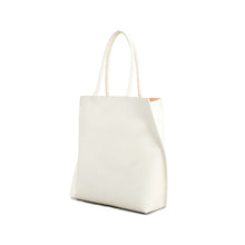 Load image into Gallery viewer, COURTNEY ORLA(コートニーオーラ)のSLOPE TOTE L with shoulder(バッグ)の斜めからの写真