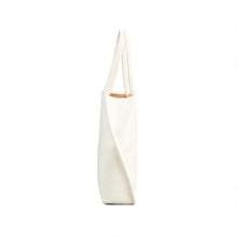 Load image into Gallery viewer, COURTNEY ORLA(コートニーオーラ)のSLOPE TOTE L with shoulder(バッグ)の横からの写真
