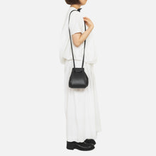 画像をギャラリービューアに読み込む, COURTNEY ORLA(コートニーオーラ)のORB MOBILE(バッグ)のモデル着用写真