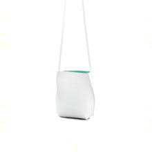 Load image into Gallery viewer, COURTNEY ORLA(コートニーオーラ)のSLOPE TOTE MINI(バッグ)の斜めからの写真