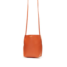 Load image into Gallery viewer, COURTNEY ORLA(コートニーオーラ)のSLOPE TOTE MINI(バッグ)の斜めからの写真