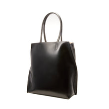 Load image into Gallery viewer, COURTNEY ORLA(コートニーオーラ)のSLOPE TOTE L WITH SHOULDER HANDLE(バッグ)の斜めからの写真