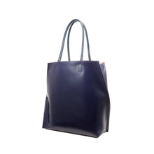 Load image into Gallery viewer, COURTNEY ORLA(コートニーオーラ)のSLOPE TOTE L WITH SHOULDER HANDLE(バッグ)の斜めからの写真