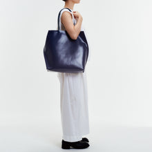 Load image into Gallery viewer, COURTNEY ORLA(コートニーオーラ)のSLOPE TOTE L WITH SHOULDER HANDLE(バッグ)のモデル着用写真