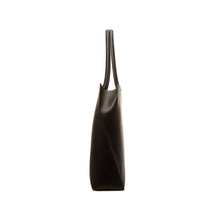 Load image into Gallery viewer, COURTNEY ORLA(コートニーオーラ)のSLOPE TOTE L WITH SHOULDER HANDLE(バッグ)の横からの写真