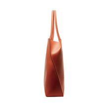 Load image into Gallery viewer, COURTNEY ORLA(コートニーオーラ)のSLOPE TOTE L WITH SHOULDER HANDLE(バッグ)の横からの写真