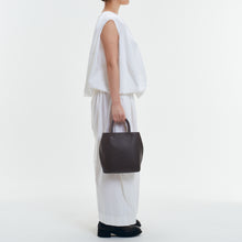 Load image into Gallery viewer, COURTNEY ORLA(コートニーオーラ)のSLOPE TOTE S(バッグ)のモデル着用写真